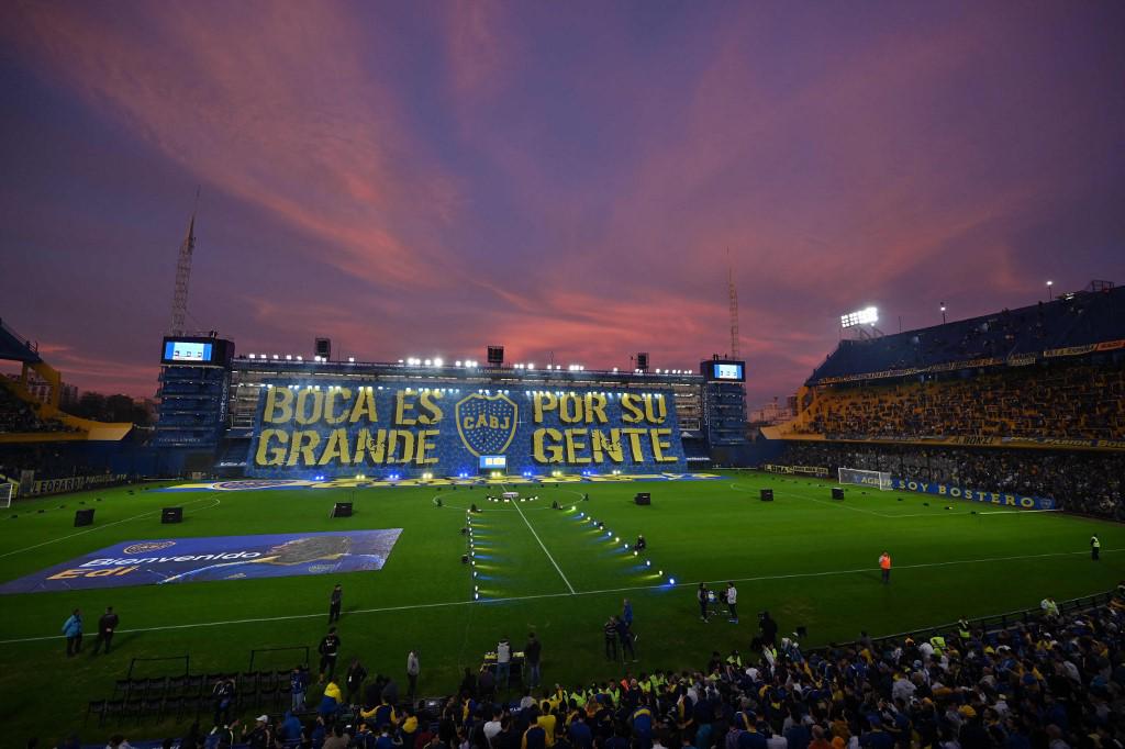 La presentación de Cavani con Boca Juniors en La Bombonera: brutal recibimiento y acompañado de su novia