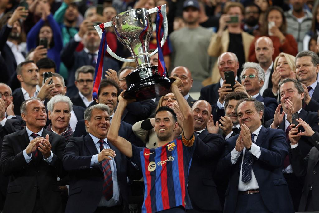 Barcelona celebra el título de campeón de LaLiga: pasillo, “nuevo” mediocampista y Busquets lideró la fiesta