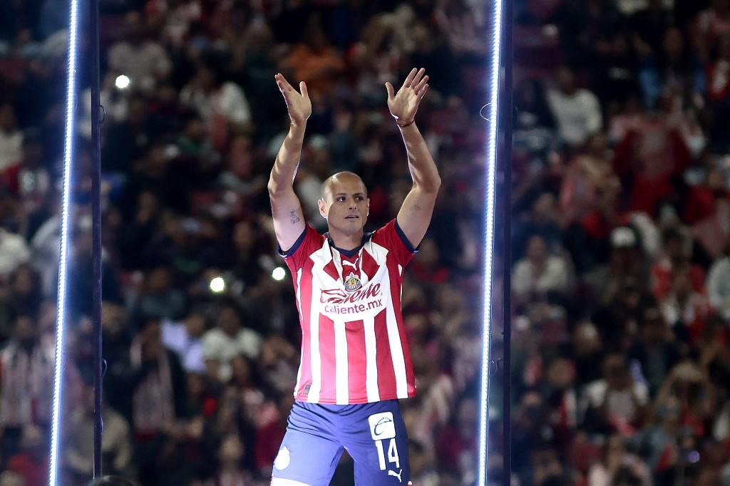 Chicharito Hernández vuelve como leyenda a Chivas: la brutal presentación y los mensajes de Ferguson y Ancelotti
