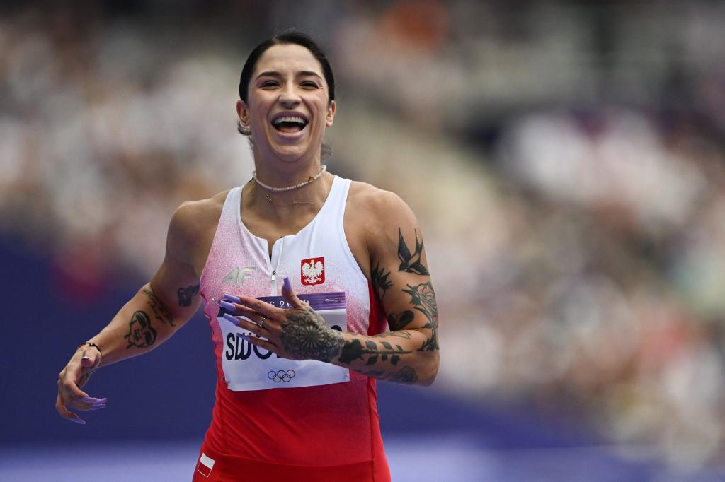 París 2024: así es la corredora polaca que se hizo viral por un peculiar saludo y exuberantes tatuajes