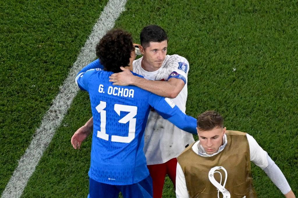 No viste en TV: así fueron captados Memo Ochoa y Lewandowski al final del partido, y su bella esposa enamora a los mexicanos