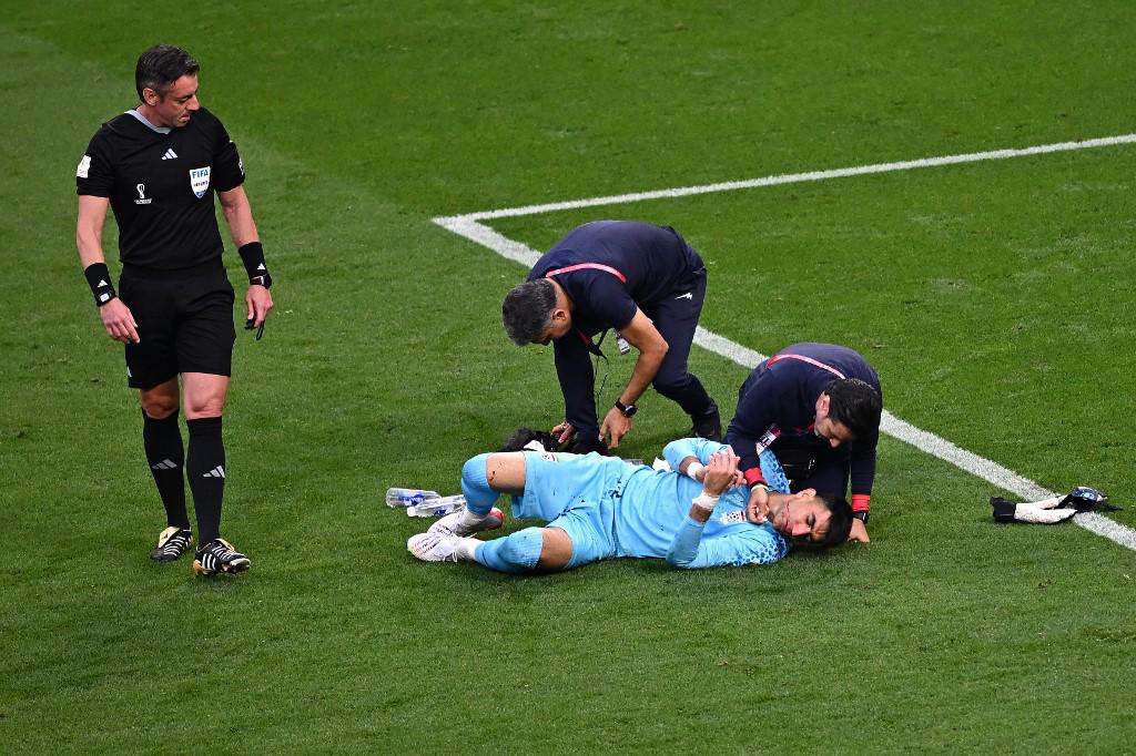 FOTOS: Portero de Irán se fue en camilla luego de recibir terrible golpe de su propio compañero en el Mundial de Qatar 2022