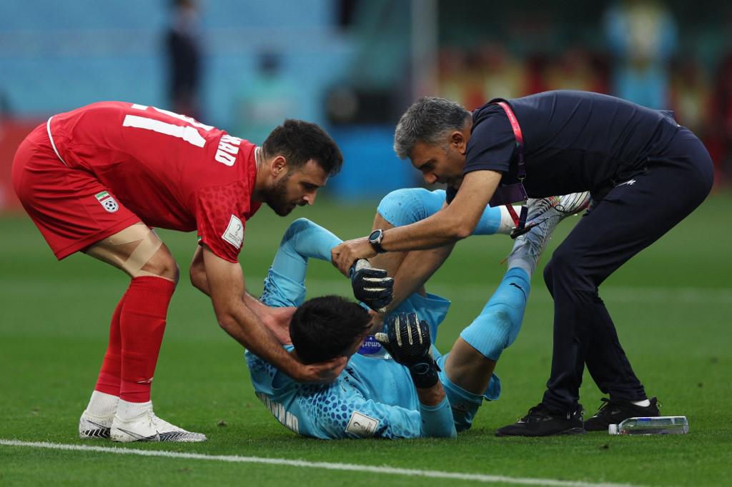 FOTOS: Portero de Irán se fue en camilla luego de recibir terrible golpe de su propio compañero en el Mundial de Qatar 2022
