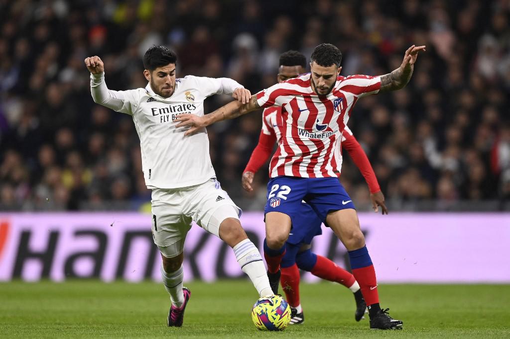 Asensio disputando el balón con el defensor Mario Hermoso.
