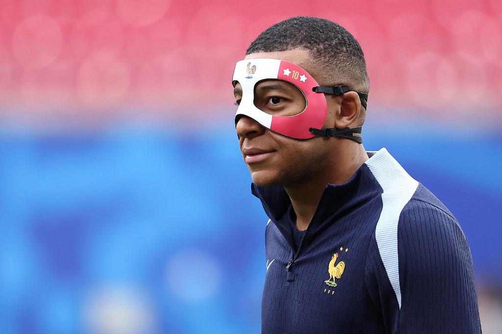 Así es la máscara especial de Kylian Mbappé tras el fuerte golpe que sufrió en la Eurocopa 2024