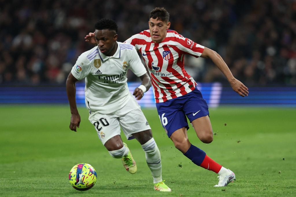 Vinicius quitándose la marca del argentino Nahuel Molina.