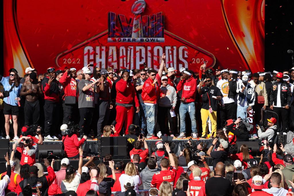 ¡Tiroteo en la celebración del Super Bowl! Un muerto y heridos en desfile de los Chiefs de Kansas: ¿hay detenidos?