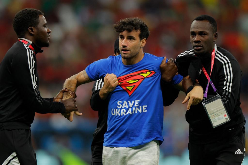 La reconciliación de Cristiano Ronaldo y Bruno Fernandes, el que invadió con la bandera LGBTIQ+ y la tristeza de Uruguay