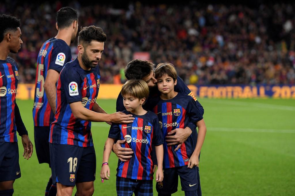 Con sus hijos, entre lágrimas y hasta le llevaron flores: la última noche de Piqué como jugador del Barcelona en el Camp Nou