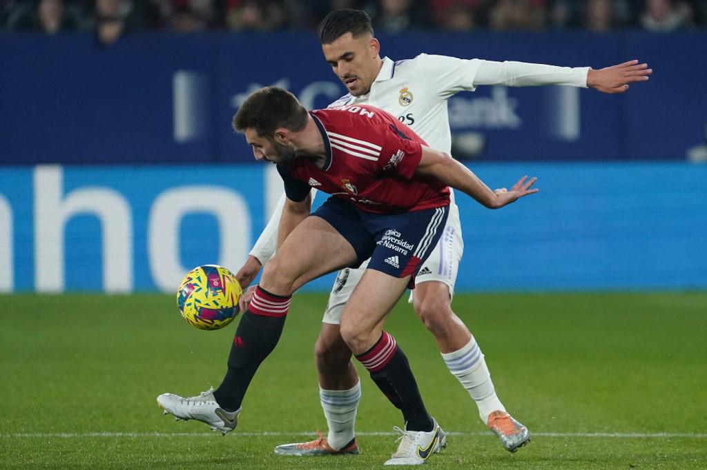 Jon Moncayola disputa el esférico con Dani Ceballos.