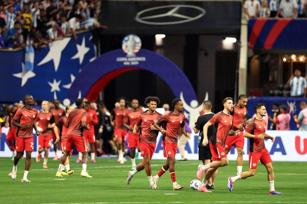 El equipo canadiense salta al campo para la respectiva entrada en calor.