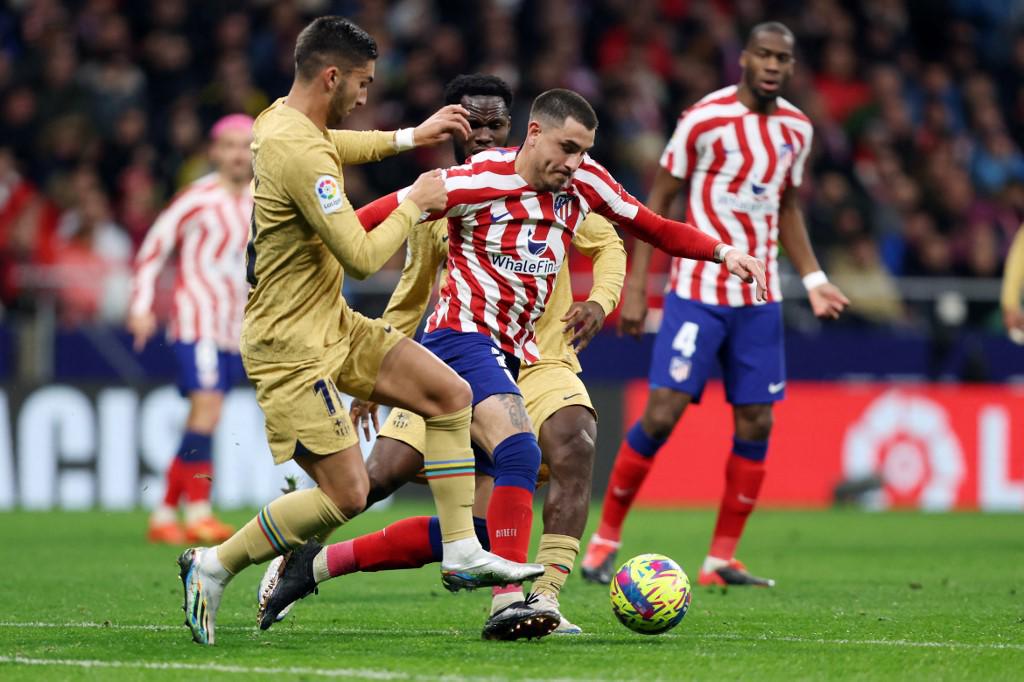 José María Giménez controla el balón ante las marcas de Kessié y Ferran Torres.