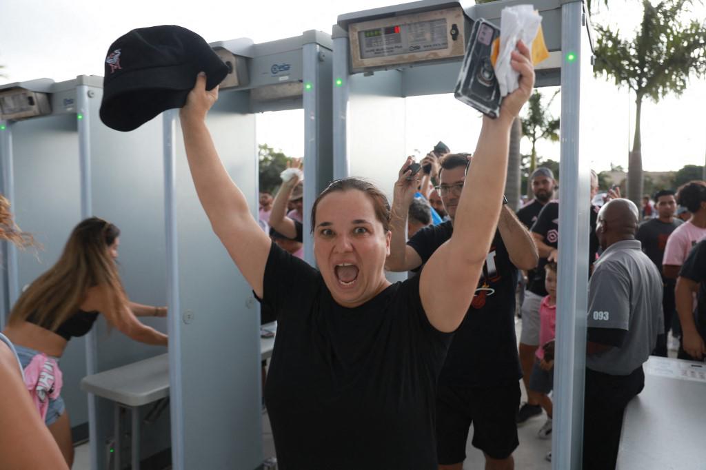 La emoción de esta fanática tras entrar al recinto para la presentación de Leo.