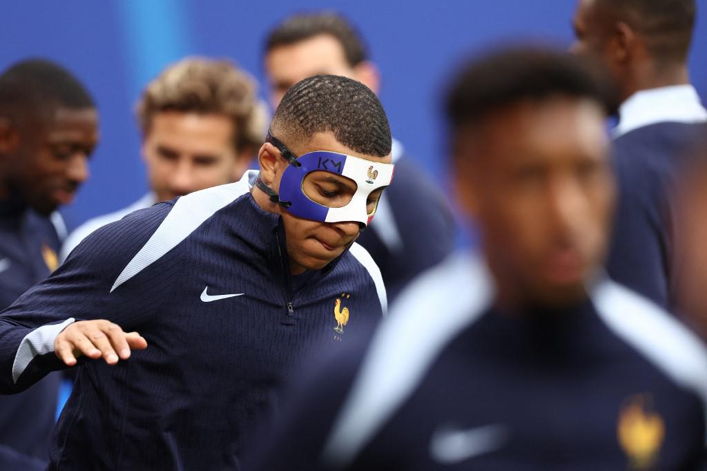 Así es la máscara especial de Kylian Mbappé tras el fuerte golpe que sufrió en la Eurocopa 2024