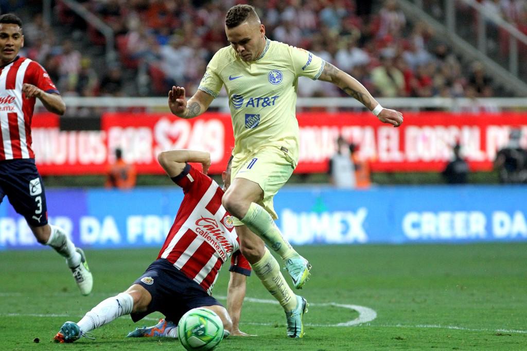 Jonathan Rodríguez intenta quitarse la marca de Antonio Briceño en el clásico nacional.