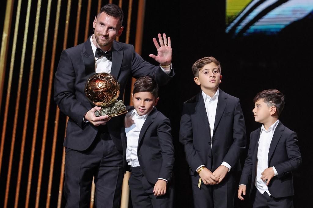 Los tres hijos de Messi se subieron al escenario y lo acompañaron con el premio.
