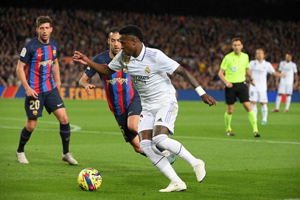 Vinicius ante la marca del capitán Sergio Busquets.