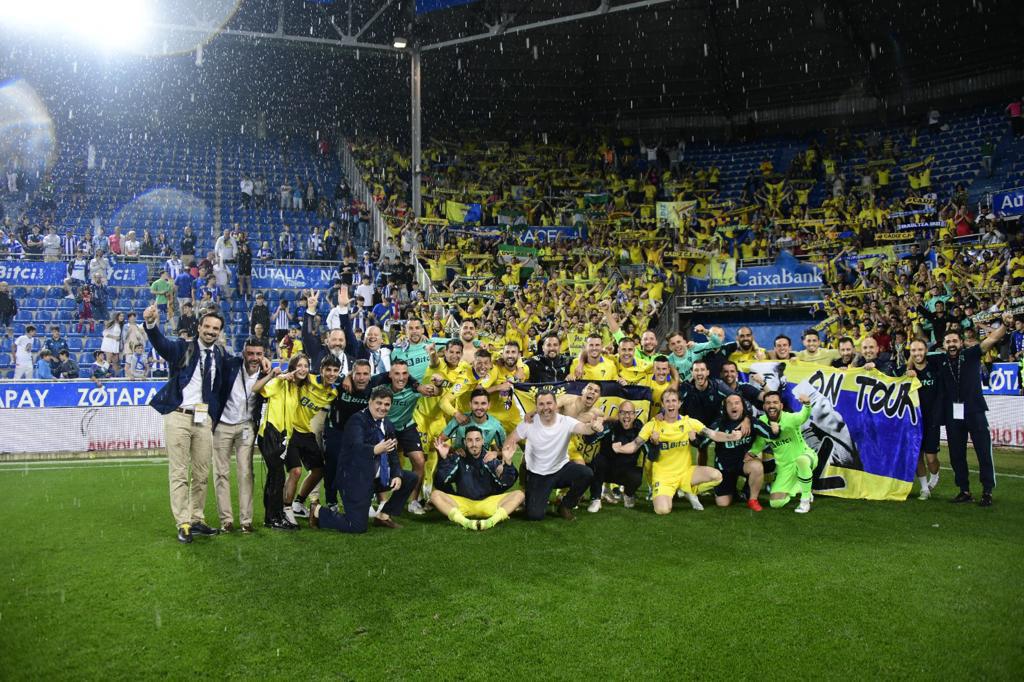 Choco Lozano como todo un ídolo: Así fue la “loca” celebración de los jugadores del Cádiz con su afición