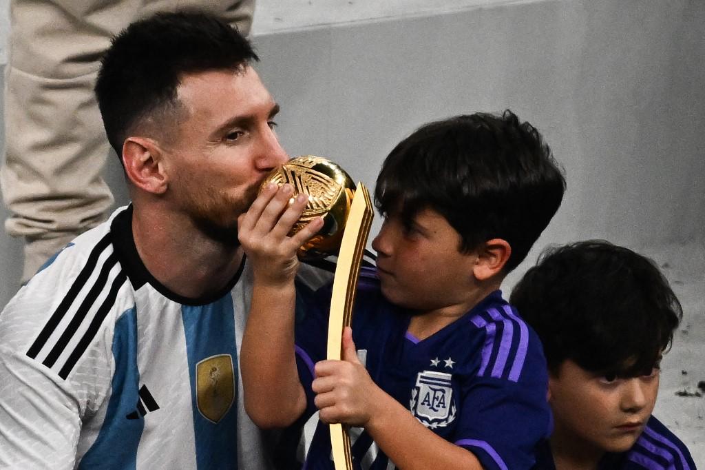 ¿Qué significa la capa que le colocó el Emir de Qatar a Messi? El polémico festejo del Dibu y un Mbappé destrozado por Argentina