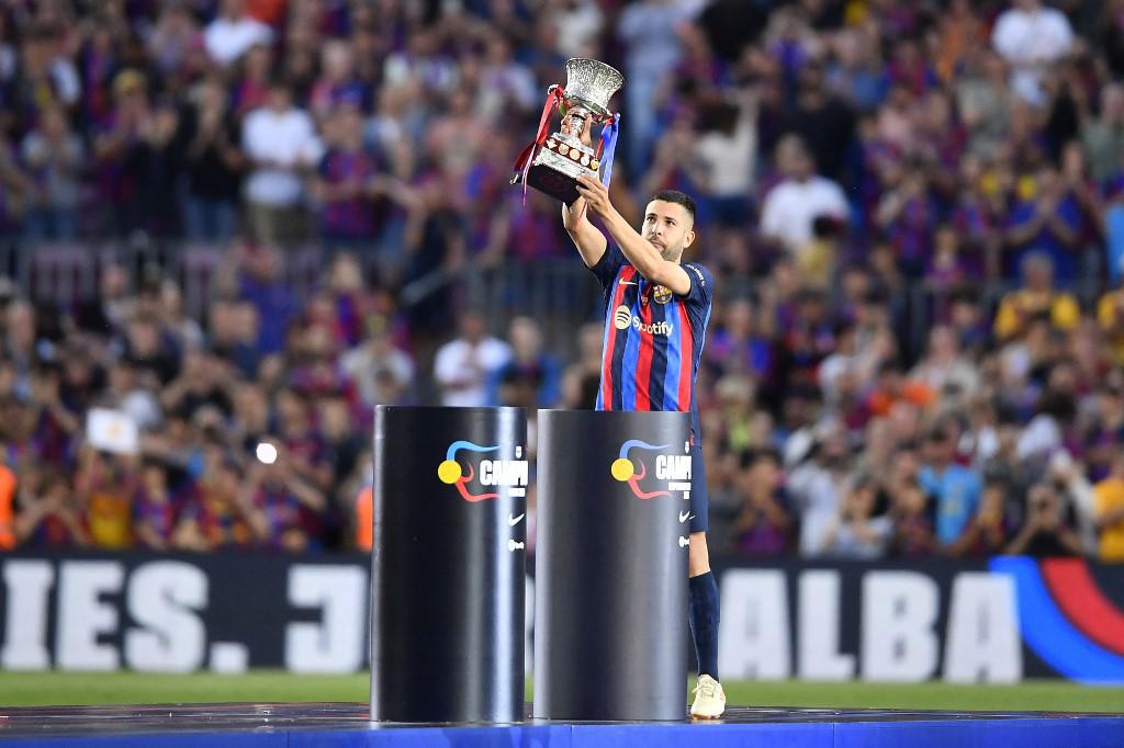 La dura despedida de Busquets y Alba; el nuevo capitán del Barcelona y el que terminó festejando en muletas