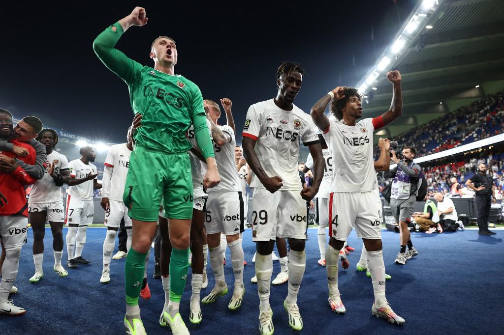 La plantilla del Niza festejando en el Parque de los Príncipes tras vencer al PSG.