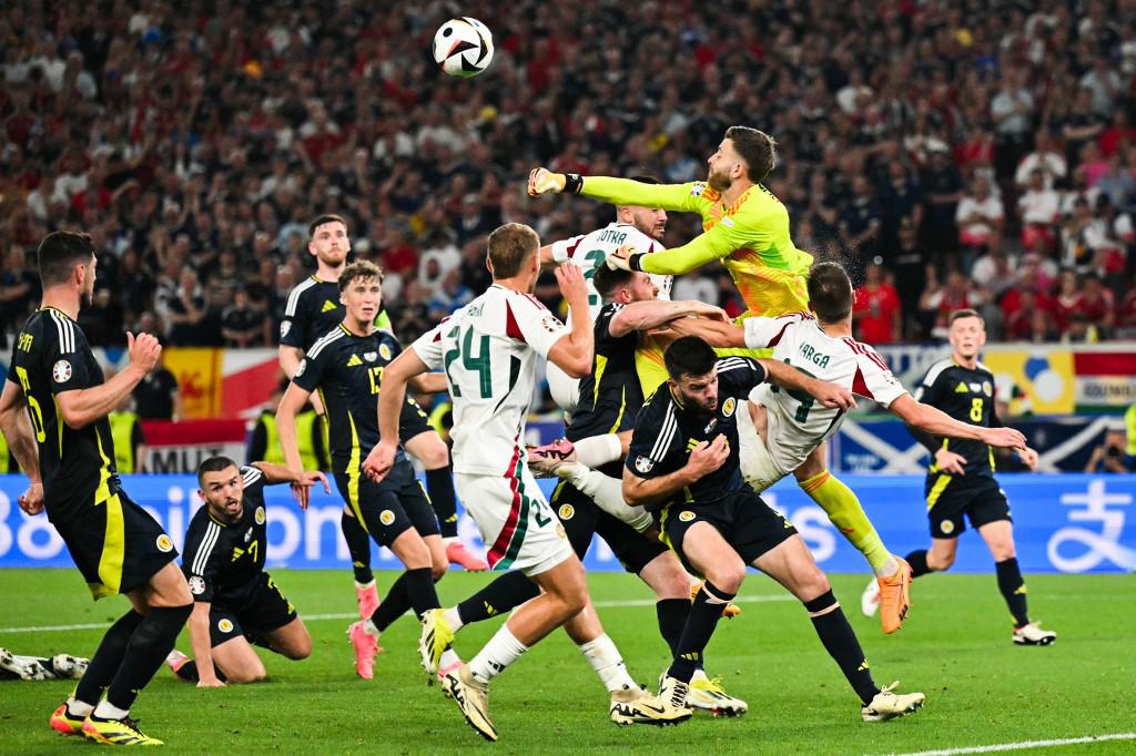 Sensibles imágenes en la Eurocopa 2024: Así quedó jugador de Hungría tras golpe en la cabeza y la lesión que sufre