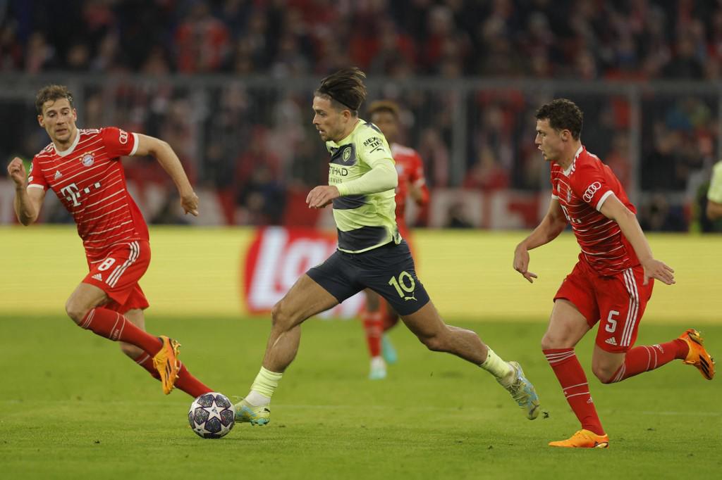 Grealish intenta quitarse la marca de Pavard y Goretzka.