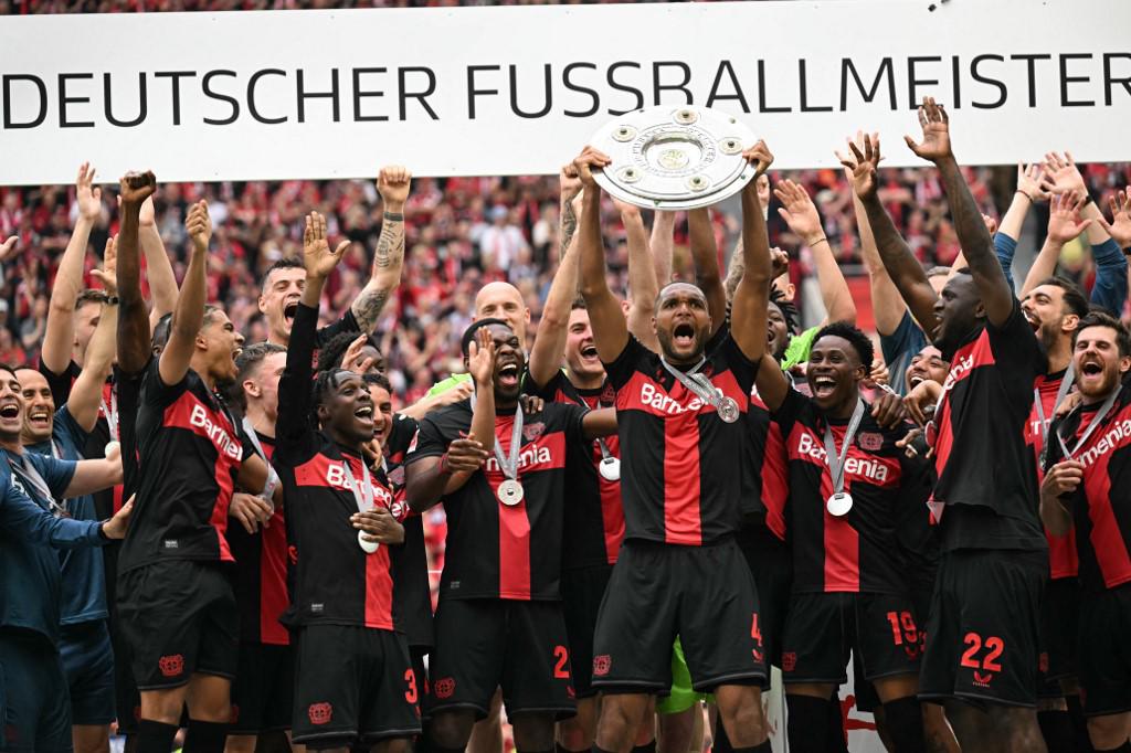 Bayer Leverkusen festeja su primer título de Bundesliga: el beso de Xabi Alonso a su esposa y descontrol en el BayArena