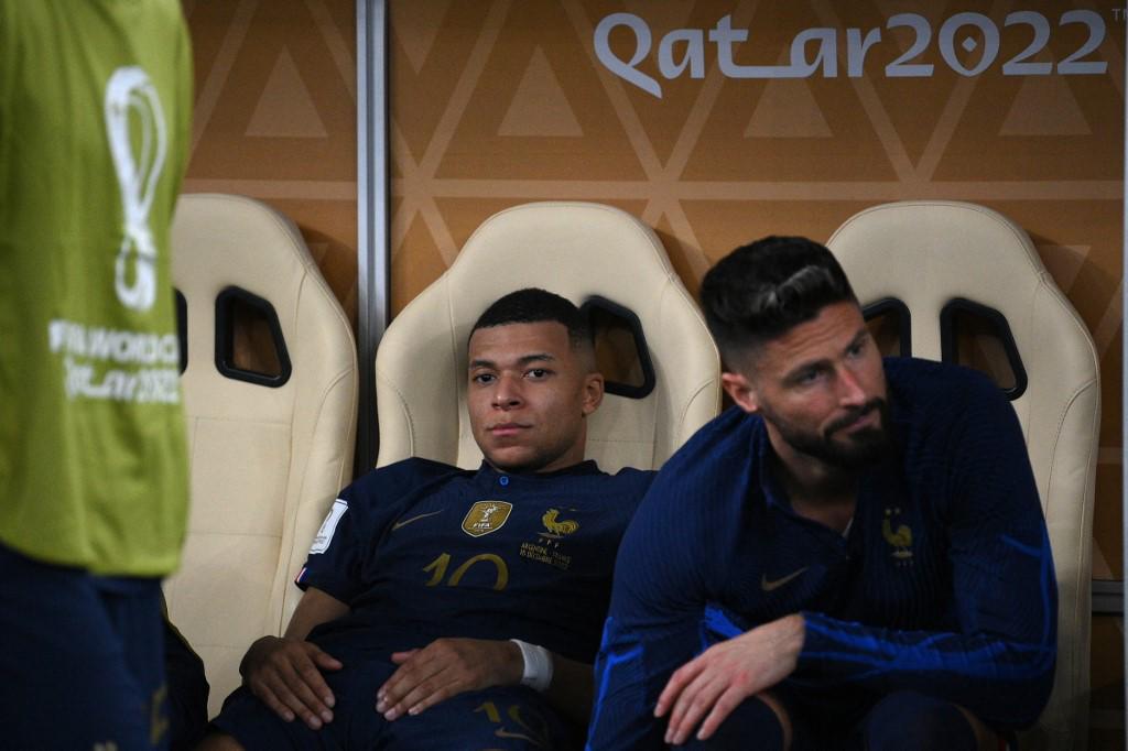 ¿Qué significa la capa que le colocó el Emir de Qatar a Messi? El polémico festejo del Dibu y un Mbappé destrozado por Argentina