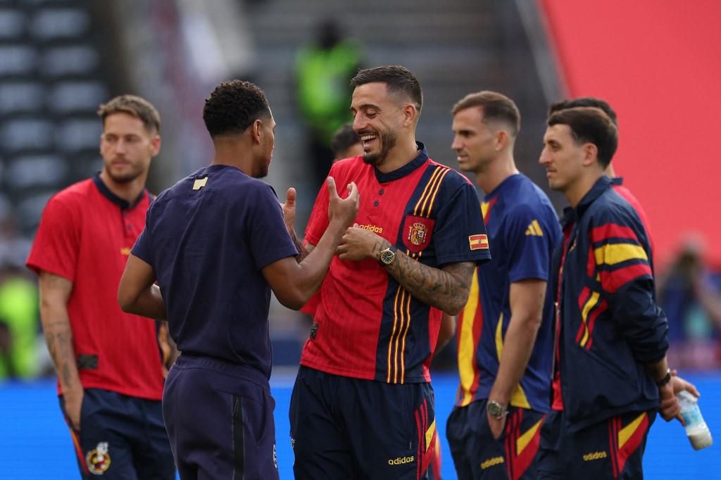 El saludo de Bellingham con Joselu en el Olímpico de Berlín.