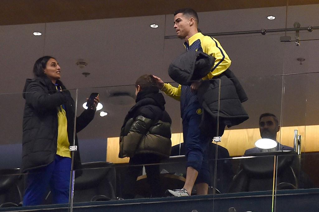 ¿Quién lo acompañaba? Así vivió Cristiano Ronaldo la victoria del Al Nassr: Su propio palco y celebró los goles