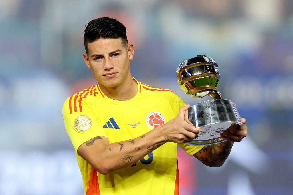 James Rodríguez posando con el trofeo del ‘Mejor Futbolista’ de la Copa América 2024.