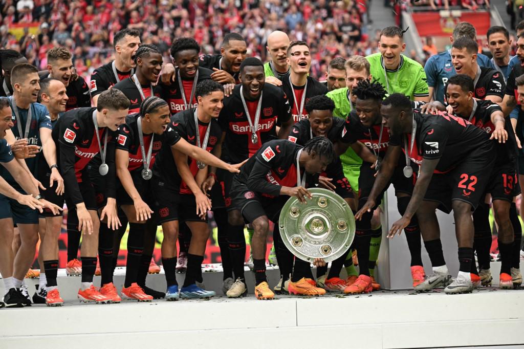 Bayer Leverkusen festeja su primer título de Bundesliga: el beso de Xabi Alonso a su esposa y descontrol en el BayArena