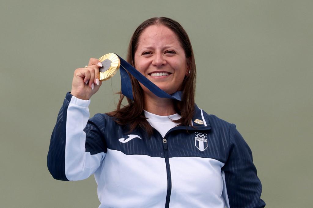 Adriana Ruano posando con la medalla de oro en los Juegos Olímpicos de París.