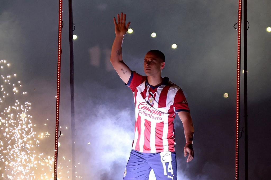 Chicharito Hernández vuelve como leyenda a Chivas: la brutal presentación y los mensajes de Ferguson y Ancelotti