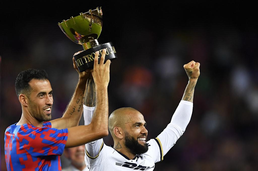 NO SE VIO EN TV: Fue abucheado y no jugó un solo minuto; Dani Alves recibe lo que quería y la promesa de Xavi que ilusiona al Barcelona