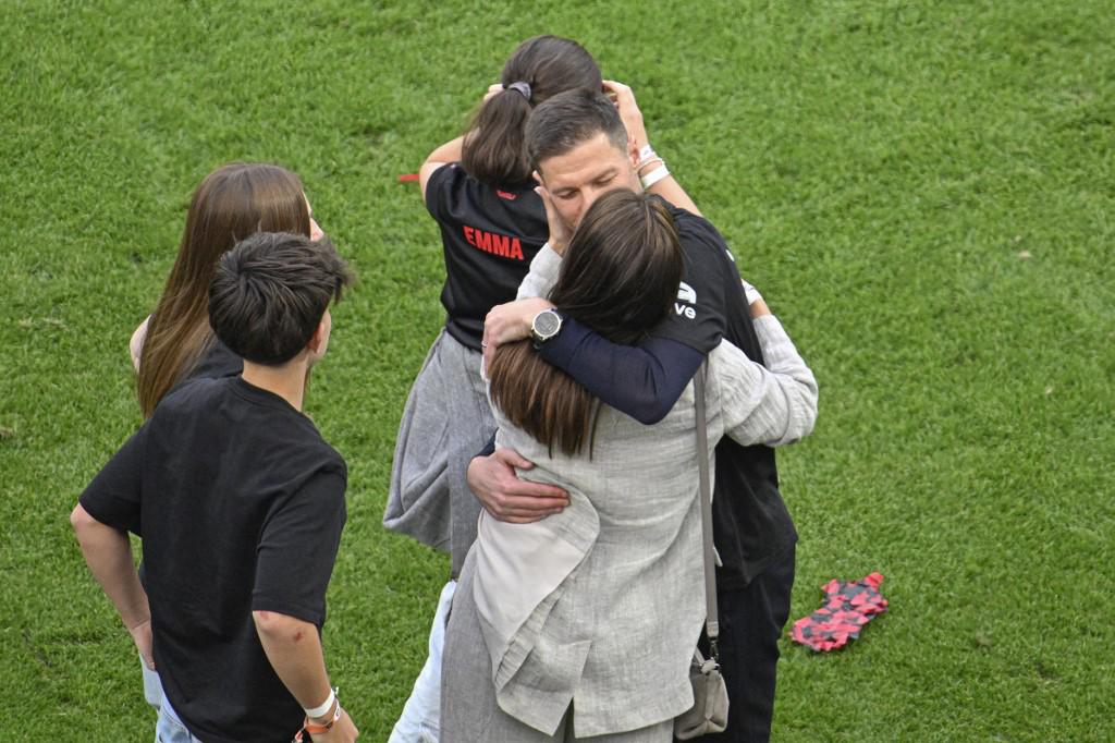 Bayer Leverkusen festeja su primer título de Bundesliga: el beso de Xabi Alonso a su esposa y descontrol en el BayArena