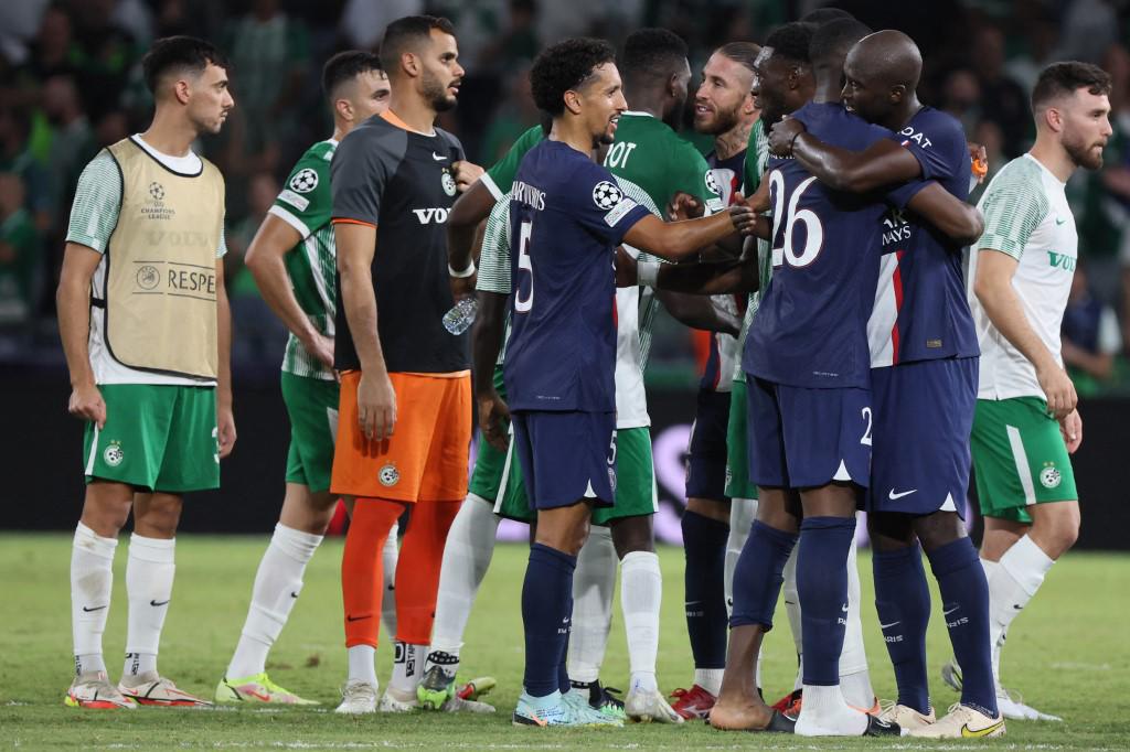 ¡Locura en Israel por Messi! Aficionado se salta al campo para abrazarlo y la reacción del argentino en el Maccabi Haifa-PSG