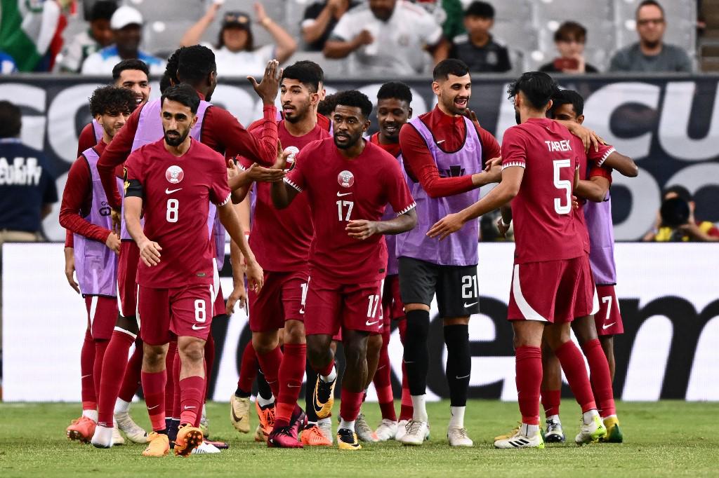 Tameem Alabdulla festeja con sus compañeros tras anotarle a Honduras en la Copa Oro.