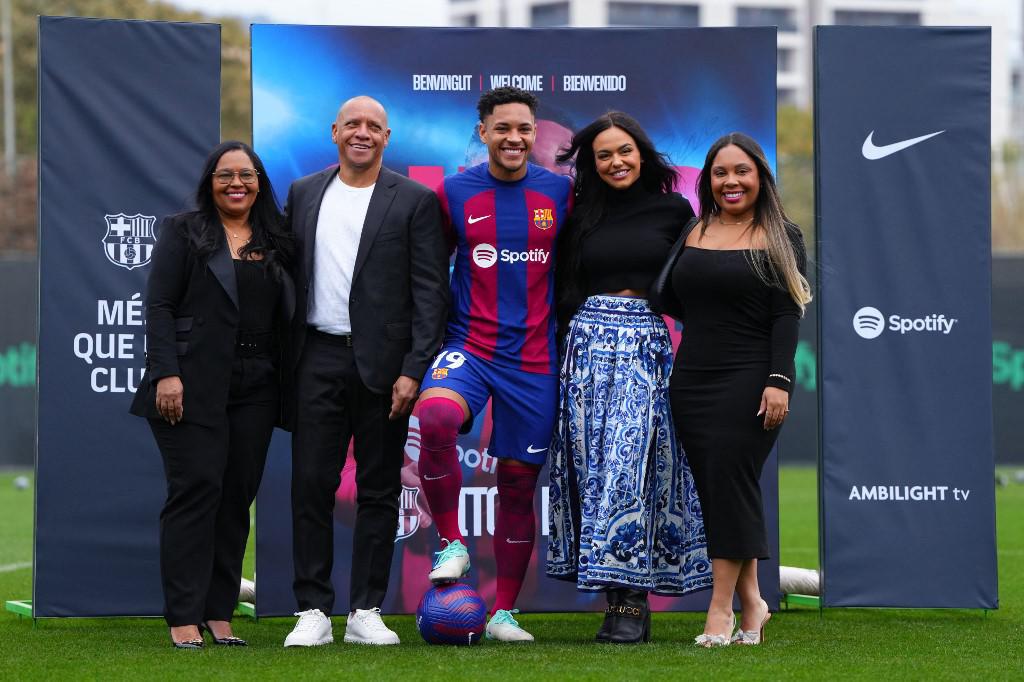 Así fue la presentación oficial de Vitor Roque con el Barcelona tras su debut: el gran ausente y quiénes lo acompañaron