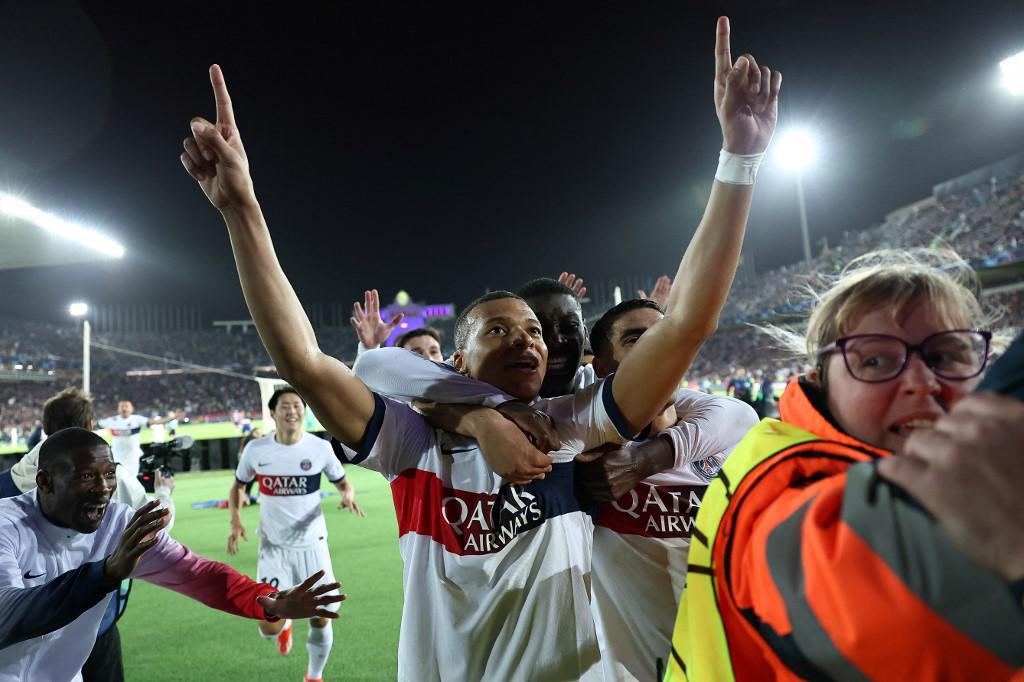 Dembélé se parte de risa tras eliminar al Barcelona y el berrinche de Xavi; la bronca de Raphinha por la dura caída