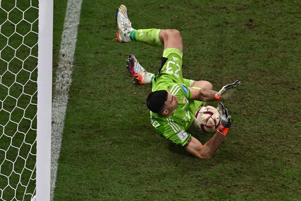 ¿Qué significa la capa que le colocó el Emir de Qatar a Messi? El polémico festejo del Dibu y un Mbappé destrozado por Argentina