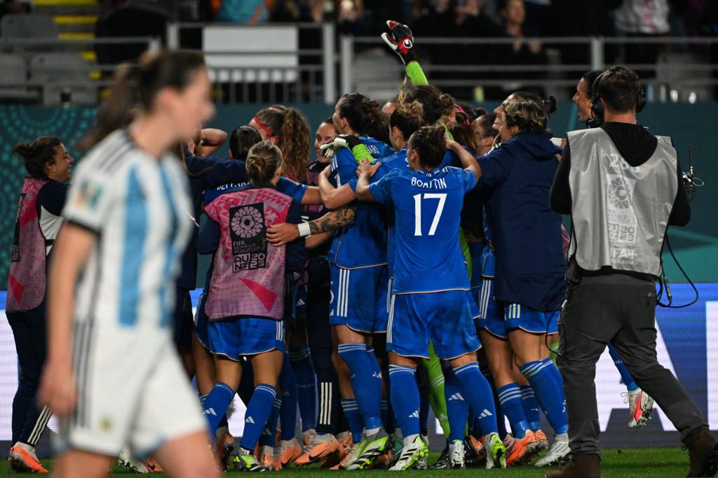 Cristiana Girelli le dio el triunfo a las italianas cuando el partido estaba por finalizar.