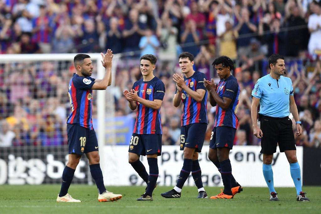 La dura despedida de Busquets y Alba; el nuevo capitán del Barcelona y el que terminó festejando en muletas