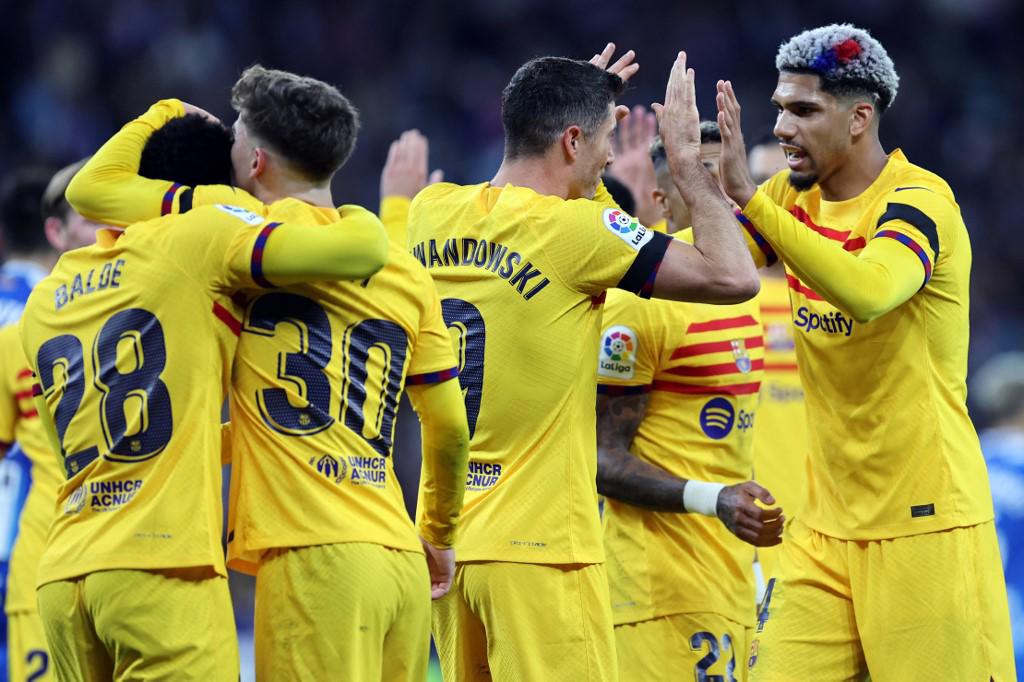 ¡Polémica! Ultras del Espanyol invaden el campo y corren a los jugadores del Barcelona tras quedar campeones de LaLiga