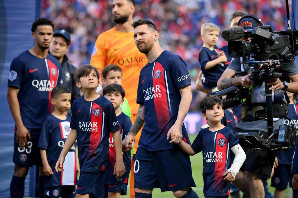 Así fue el último partido de Messi con el PSG: abucheos, pitada y se marcha en plena celebración por el título