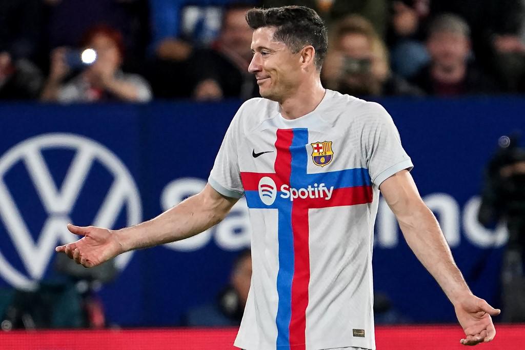 FOTOS: ¿Qué le dijo al árbitro? Piqué termina de la peor forma su carrera, feo gesto de Lewandowski y éxtasis de Xavi en la remontada de Barcelona
