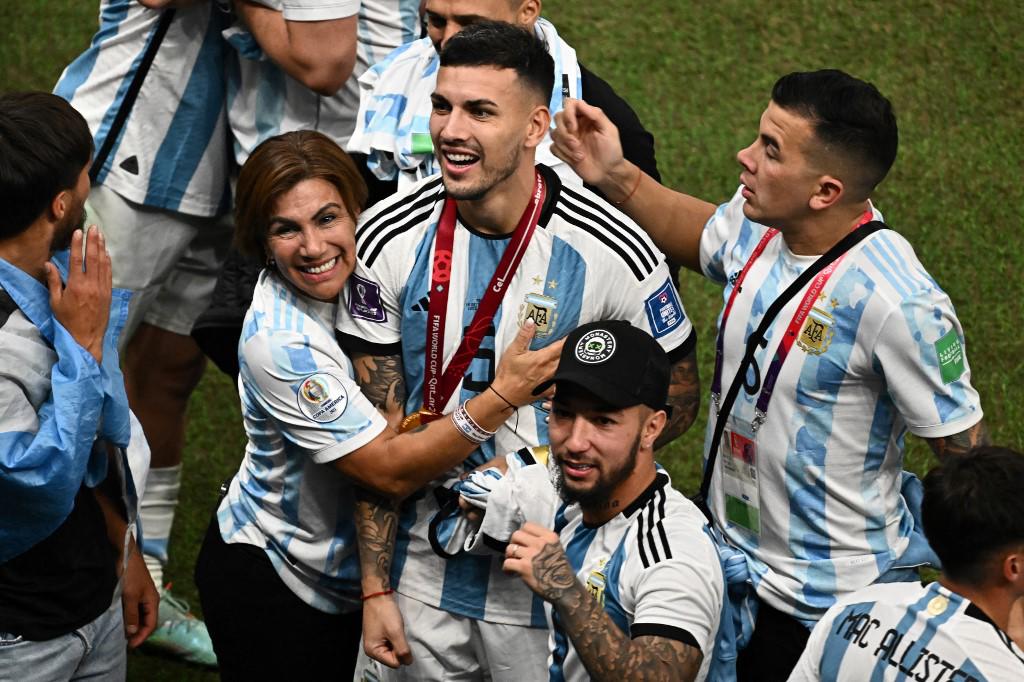 ¿Qué significa la capa que le colocó el Emir de Qatar a Messi? El polémico festejo del Dibu y un Mbappé destrozado por Argentina