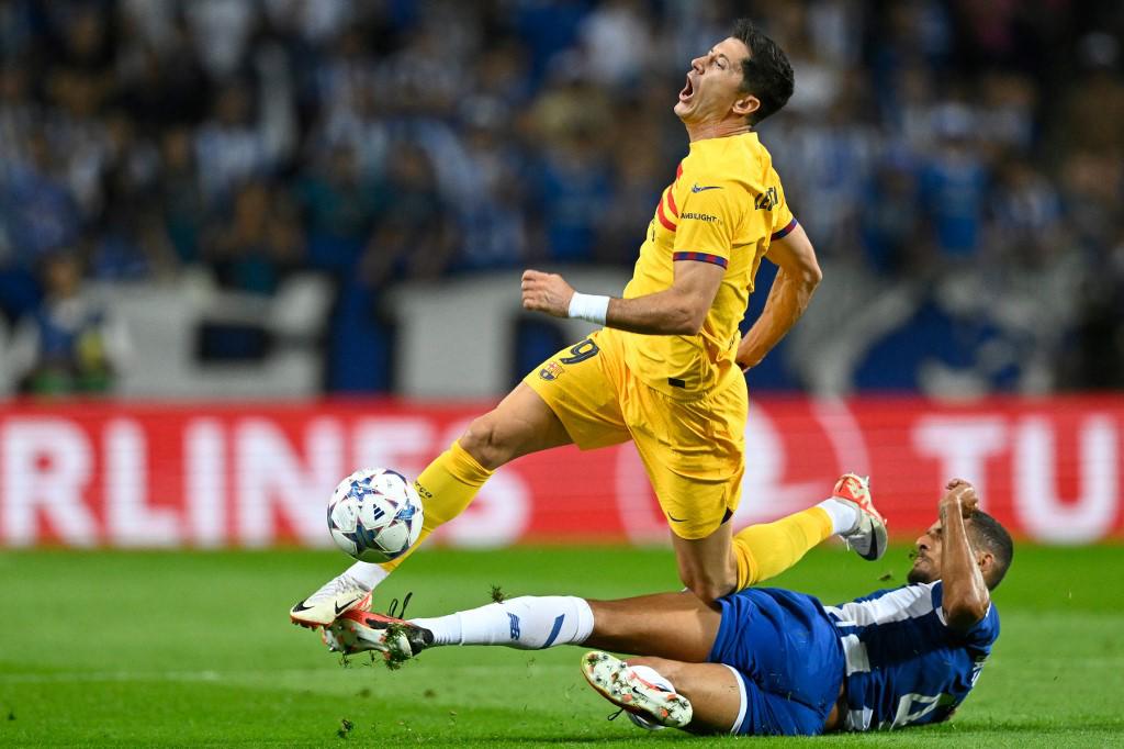 La entrada de David Carmo que sacó del partido a Lewandowski en el Porto-Barcelona.