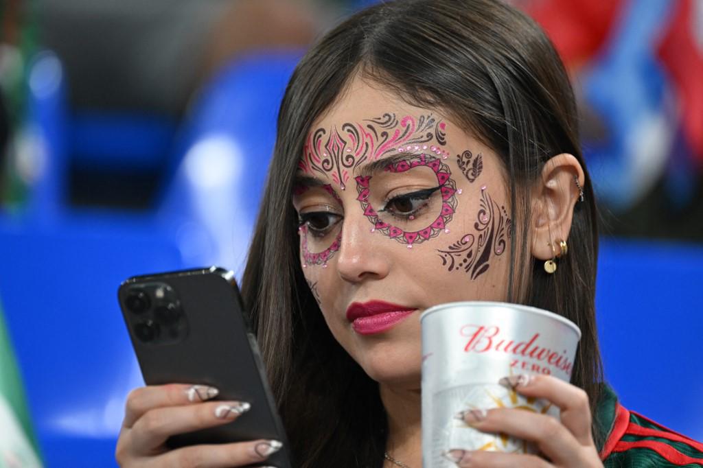 No viste en TV: así fueron captados Memo Ochoa y Lewandowski al final del partido, y su bella esposa enamora a los mexicanos